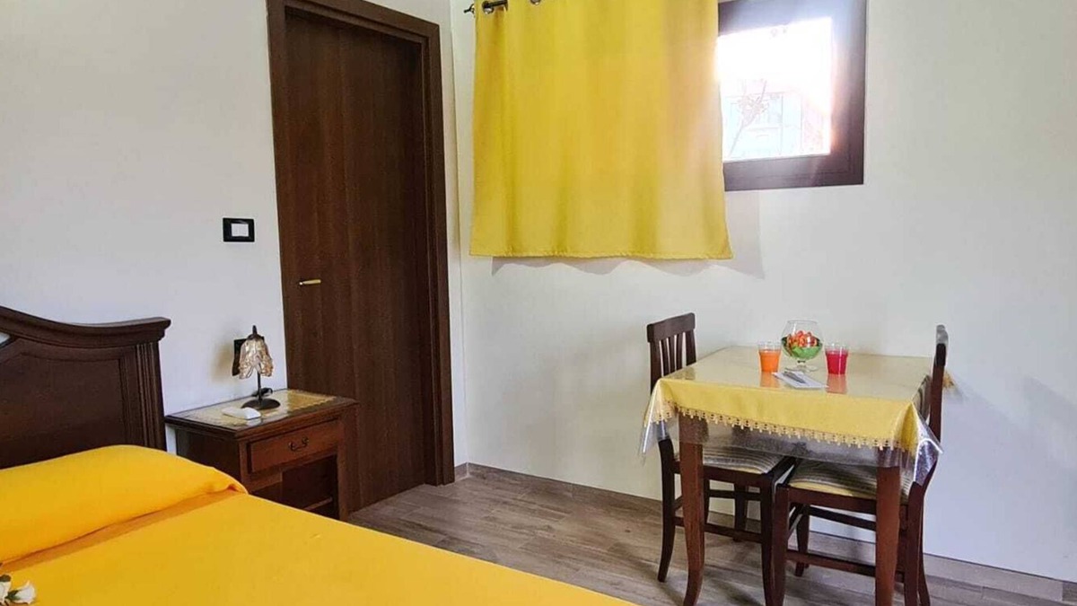 Cariati House | Room 2 double with bathroom, air conditioning and separate entrance