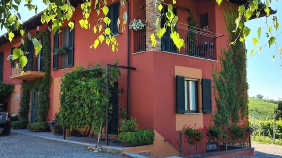 Barbaresco House | Room 2 with private bathroom