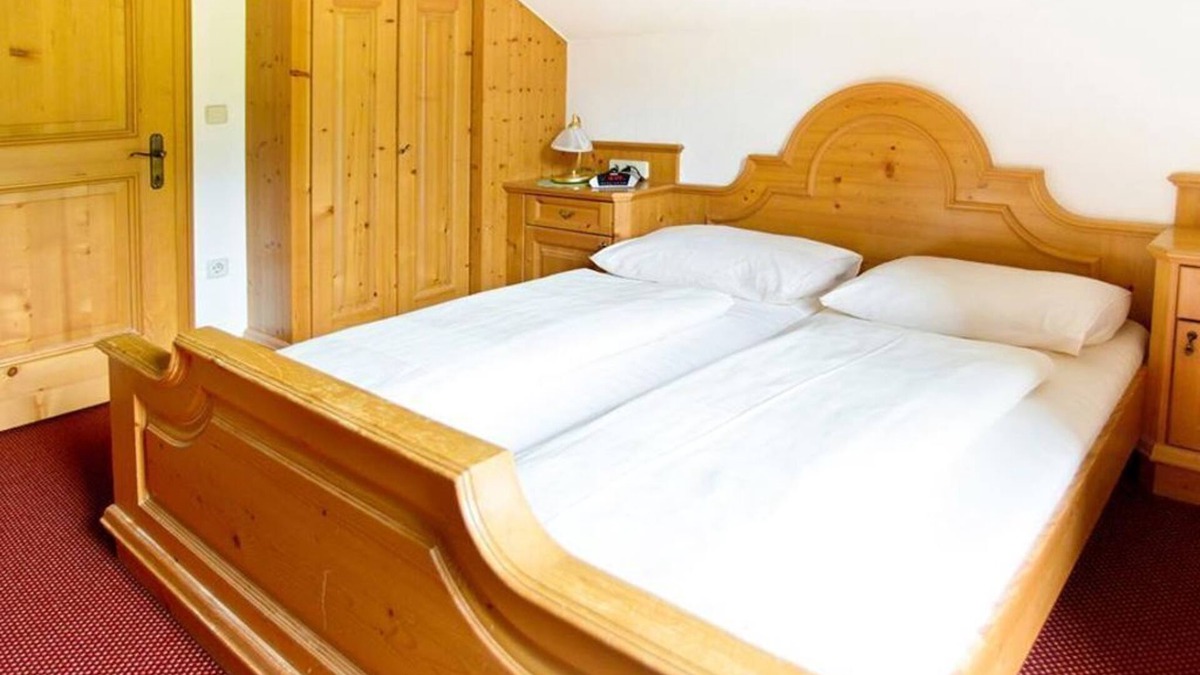 Weissenbach Bed & Breakfast | Room 23 - Suite with bathroom, WC - Dorf Café