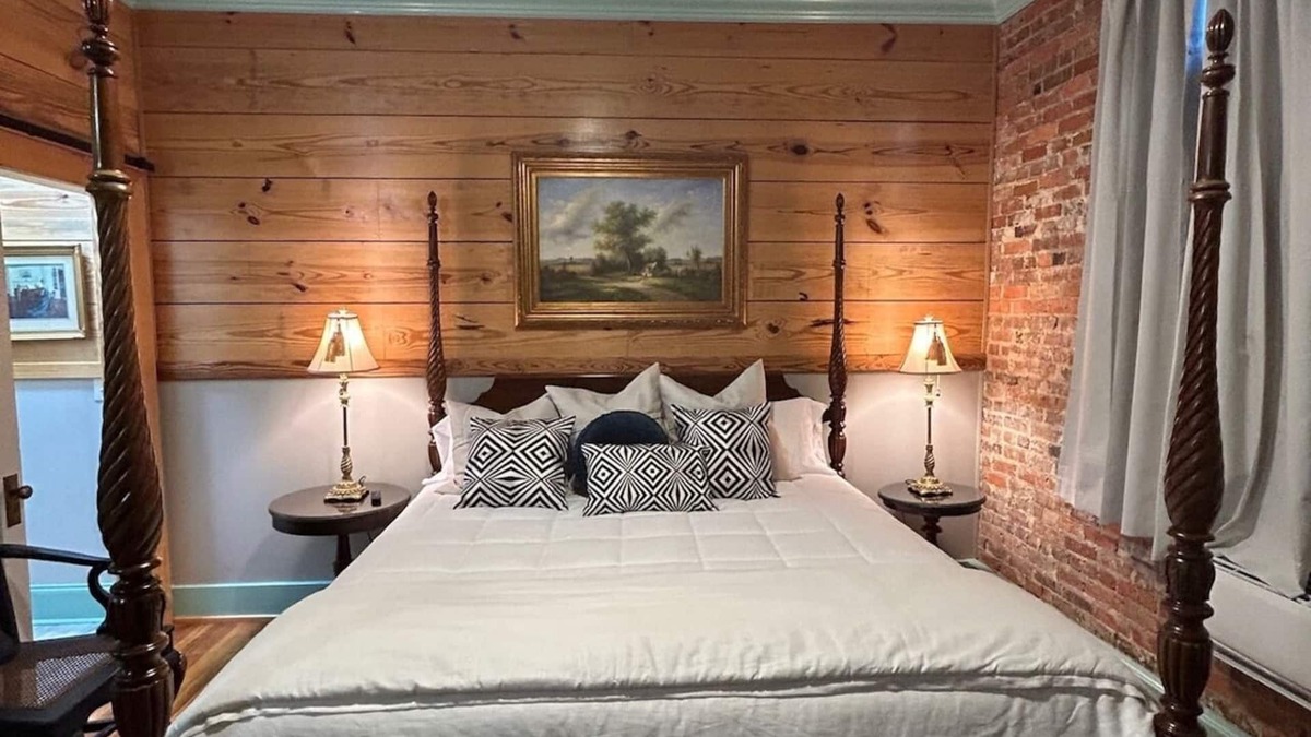 Carthage Hotel | Room 4 (sleeps 2) at Chipley's Squareview Inn