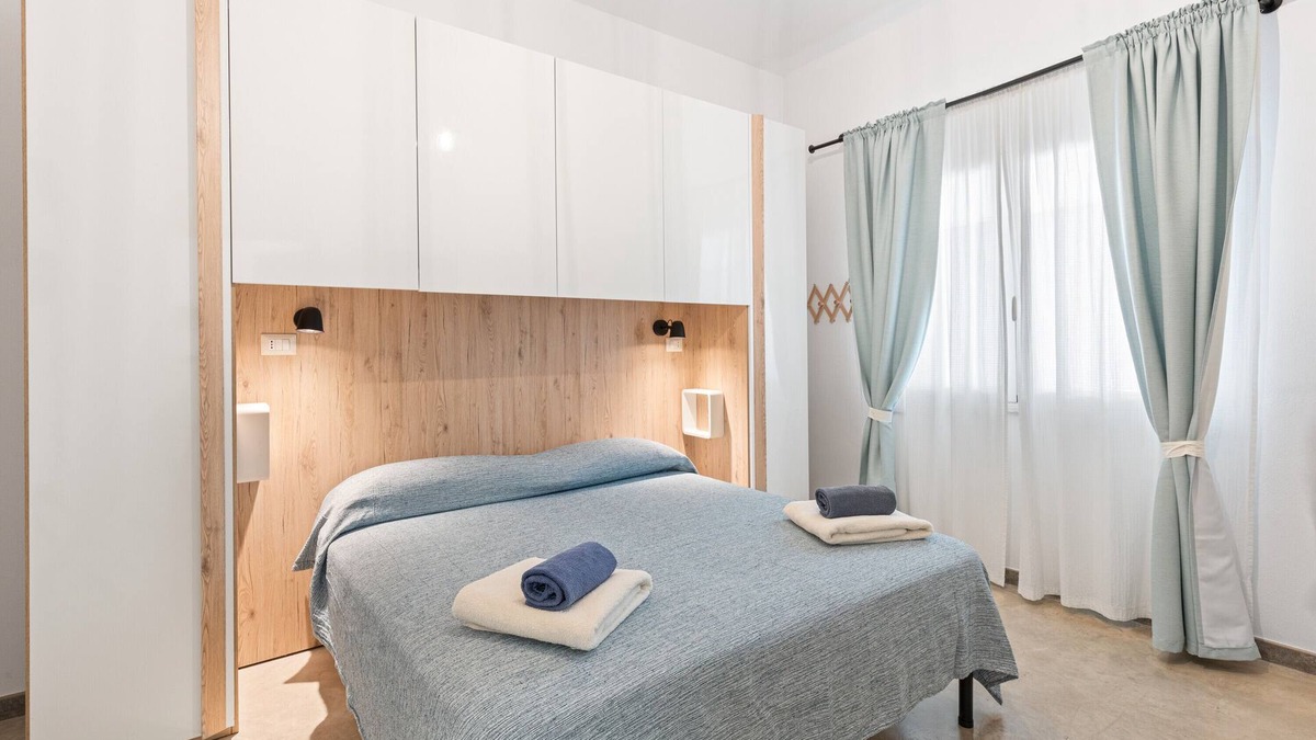 Riola Sardo Apartment | Room '40°Parallelo - Ampia Matrimoniale 4' with Shared Garden, Wi-Fi and Air Conditioning
