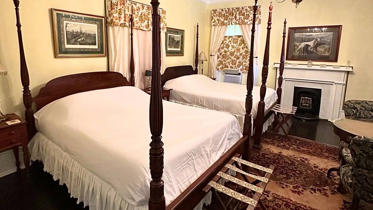 Shelbyville Bed & Breakfast | Room 5 Belmont Inn 2 Queen beds private bathroom across the hall Shelbyville, TN