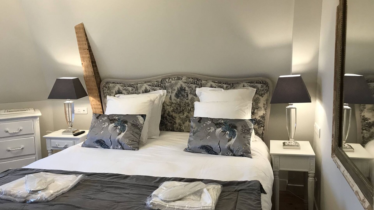 Jarze Bed & Breakfast | Room 5 king size bed with en suite