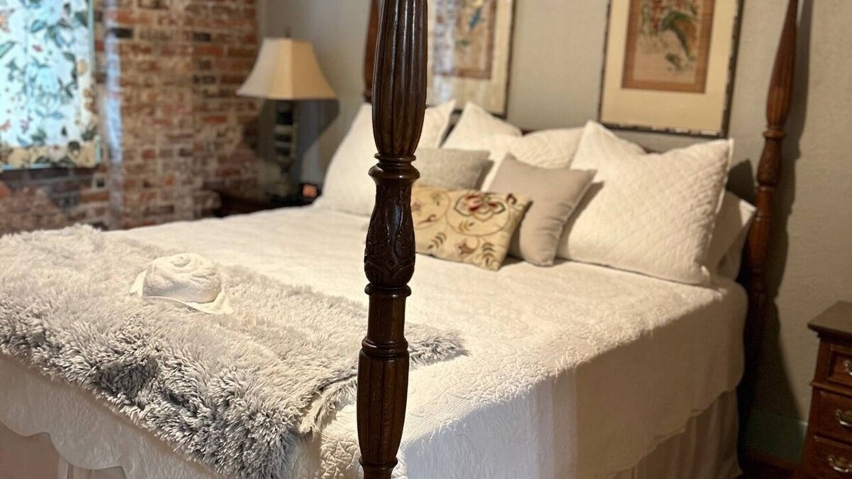 Carthage Hotel | Room 5 (sleeps 2) at Chipley's Squareview Inn