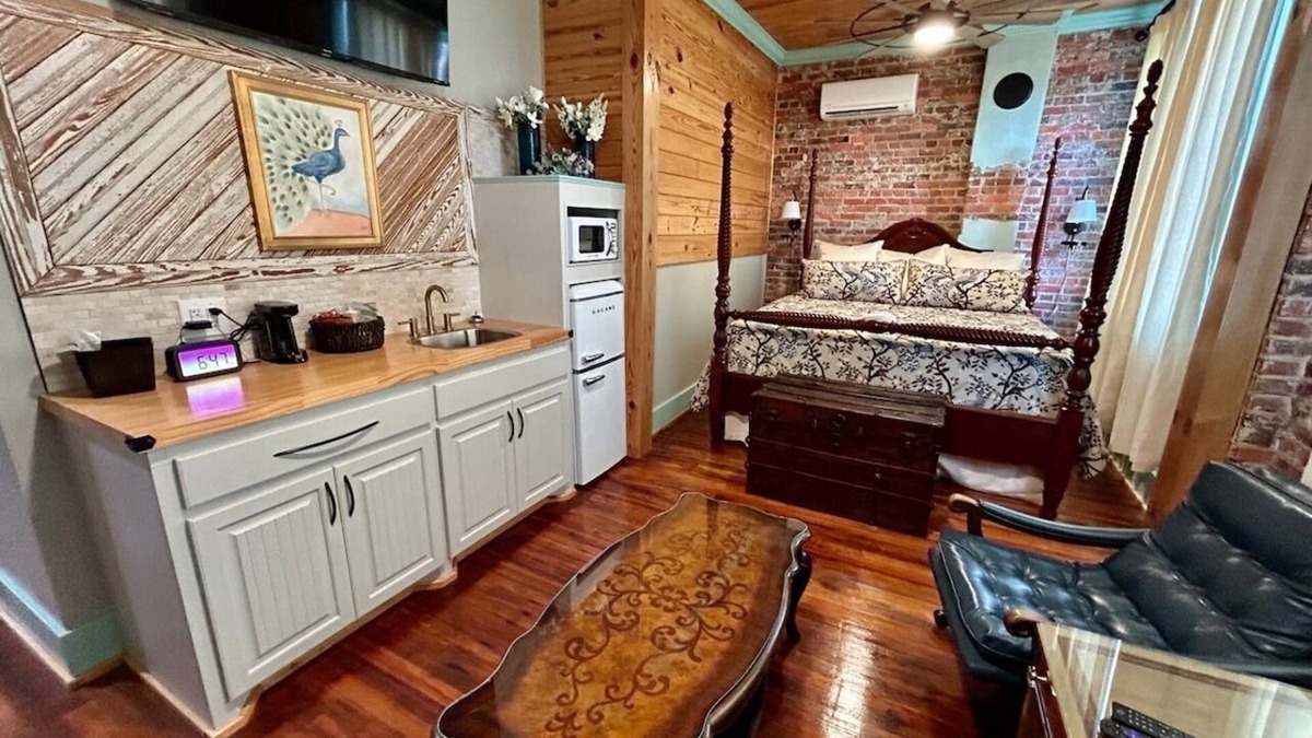 Carthage Hotel | Room 7 (sleeps 2) at Chipley's Squareview Inn