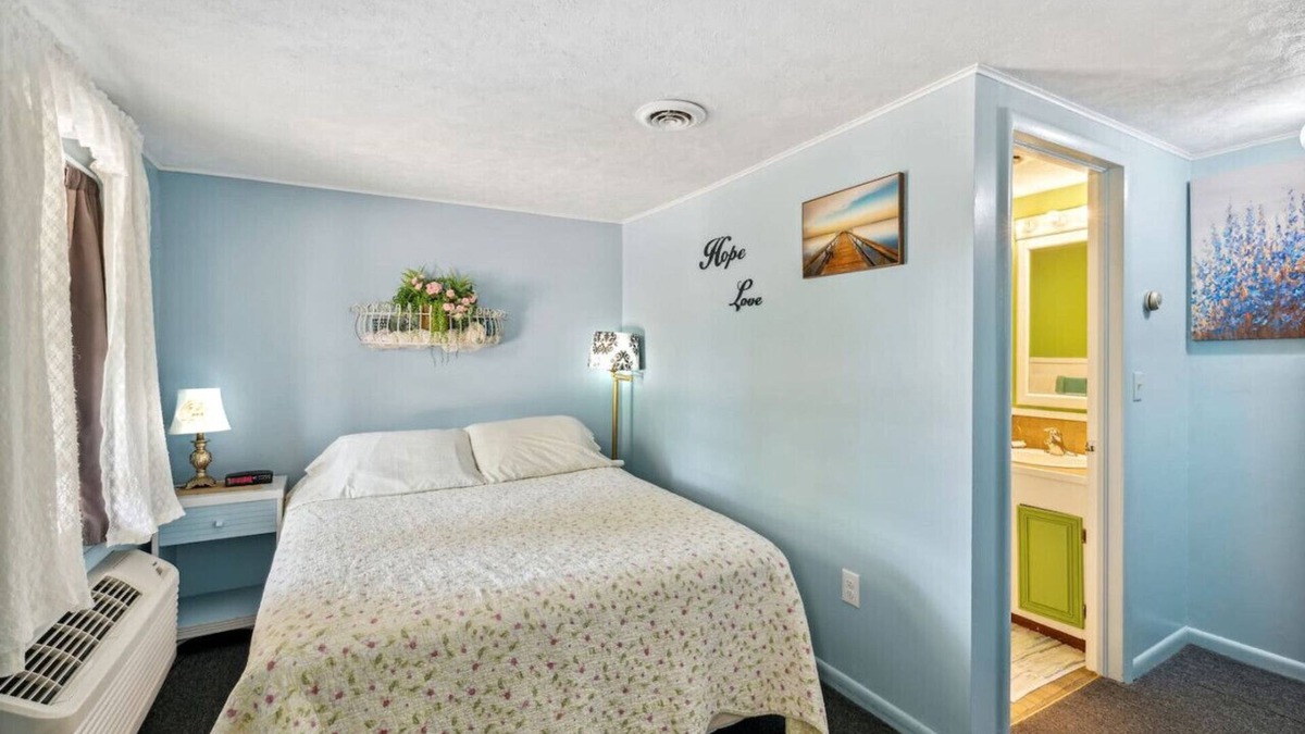 Hudson Hotel | Room 7- Sunset Acres Motel