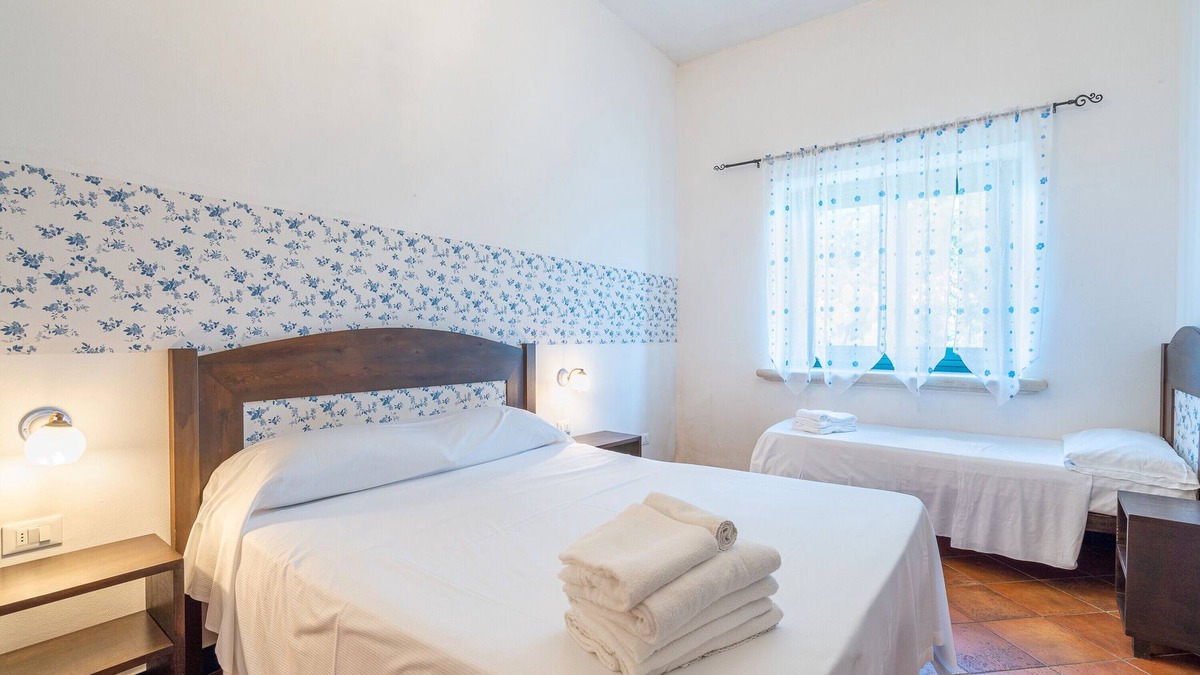 Syracuse Apartment | Room 'Al Palmento Relais - Nero D'Avola R2' with Shared Pool, Wi-Fi and Air Conditioning