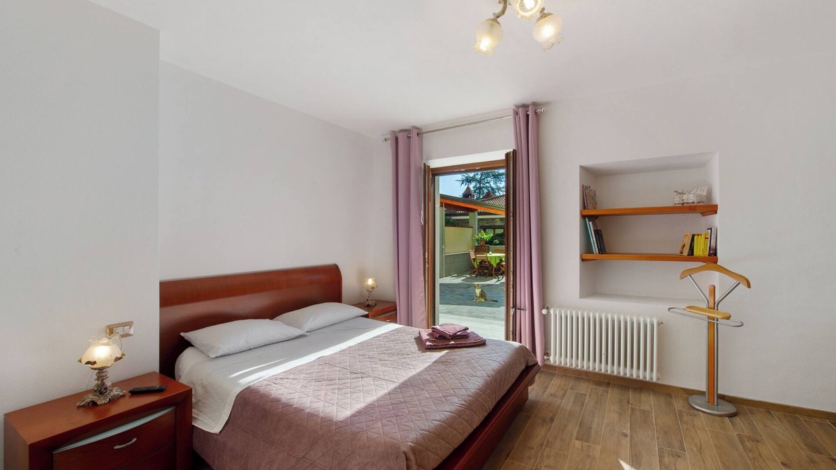 Donnas Bed & Breakfast | Room 'Ambra' with Mountain View and Wi-Fi