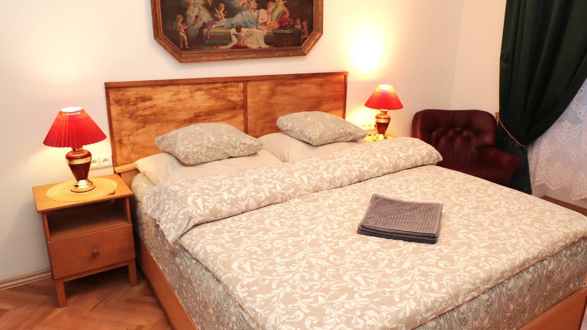 Prague 7 Apartment | Room and Parking Assistance (K1)