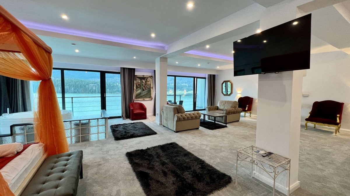 Colibita Apartment | Room at lake Colibita with an incredible view over the lake with Jacuzzi.