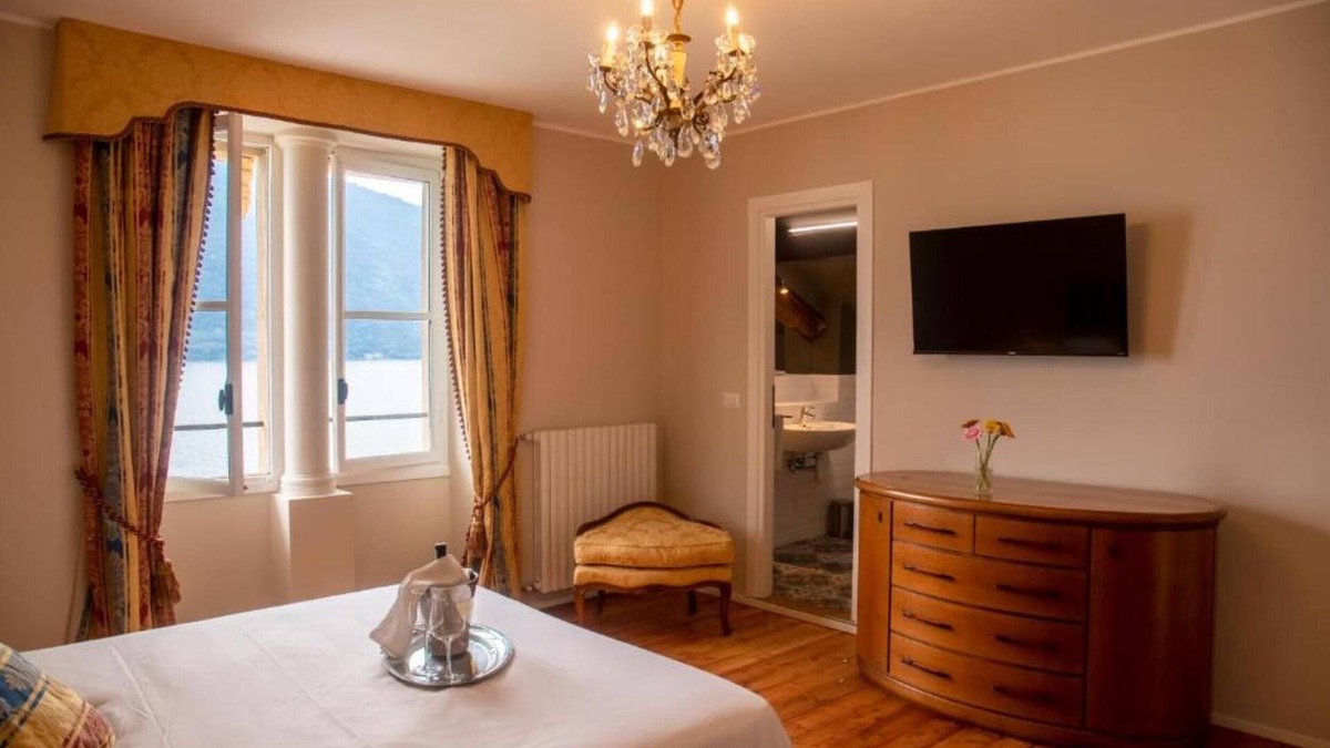Cannobio Bed & Breakfast | Room 'Bifora- Vista Lago' with Shared Garden and Wi-Fi