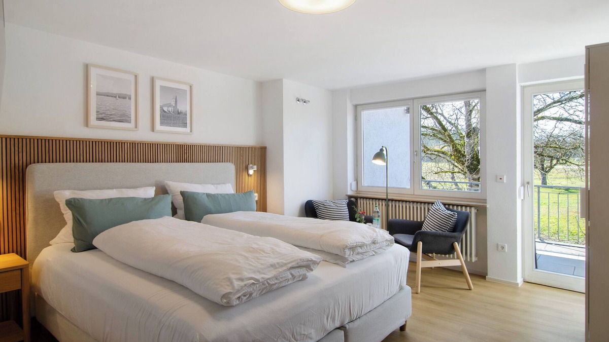 Lippertsreute Apartment | Room 'Bodman' with private balcony, shared terrace and Wi-Fi