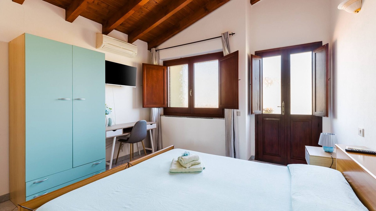 Palmas Arborea Apartment | Room 'Camera 4' with Shared Terrace, Wi-Fi and Air Conditioning