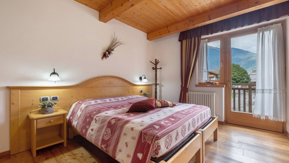 Caderzone Terme Apartment | Room 'Camera Doppia N 4' with Mountain View, Shared Garden and Wi-Fi