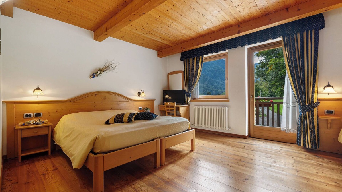 Caderzone Terme Apartment | Room 'Camera Quadrupla N 1' with Mountain View, Shared Garden and Wi-Fi