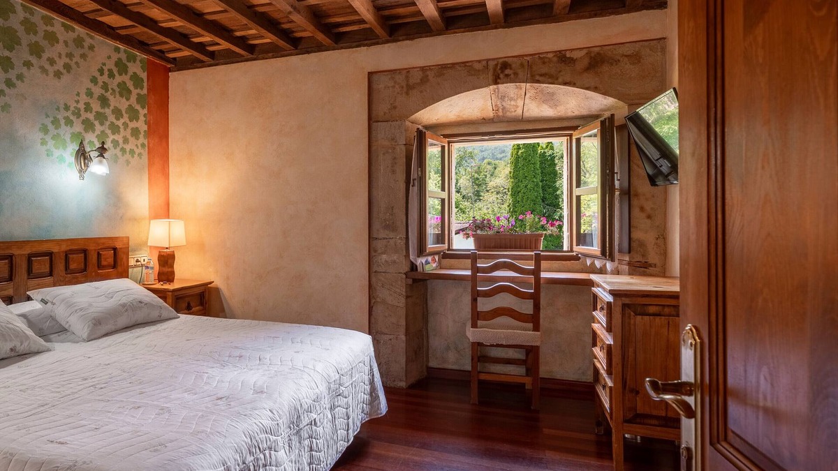 Santianes de Ola Apartment | Room 'Carbayu' with Mountain View, Shared Garden and Wi-Fi