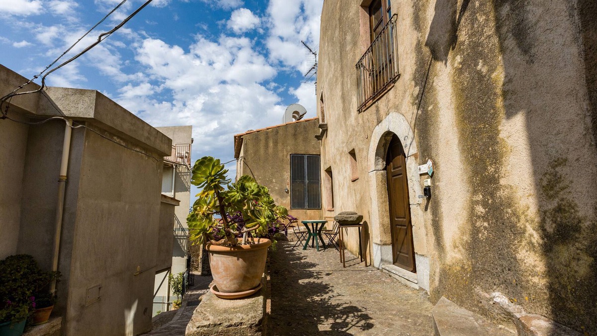 San Marco d'Alunzio Apartment | Room 'Casa Dello Aromatario' with Private Terrace
