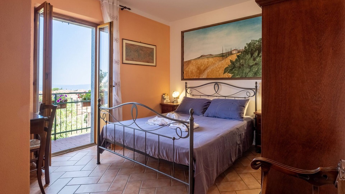 Castel del Piano Apartment | Room 'Castagno' with Private Terrace, Shared Garden and Wi-Fi