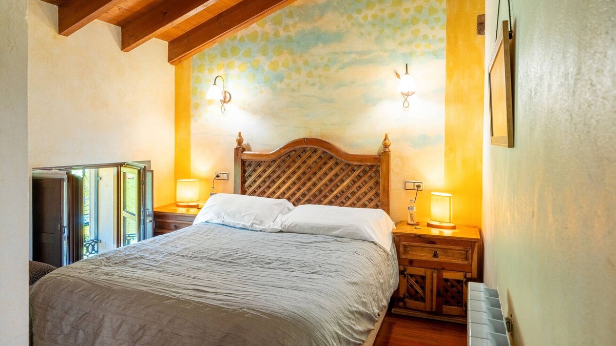 Santianes de Ola Apartment | Room 'Castañu' with Mountain View, Shared Garden and Wi-Fi
