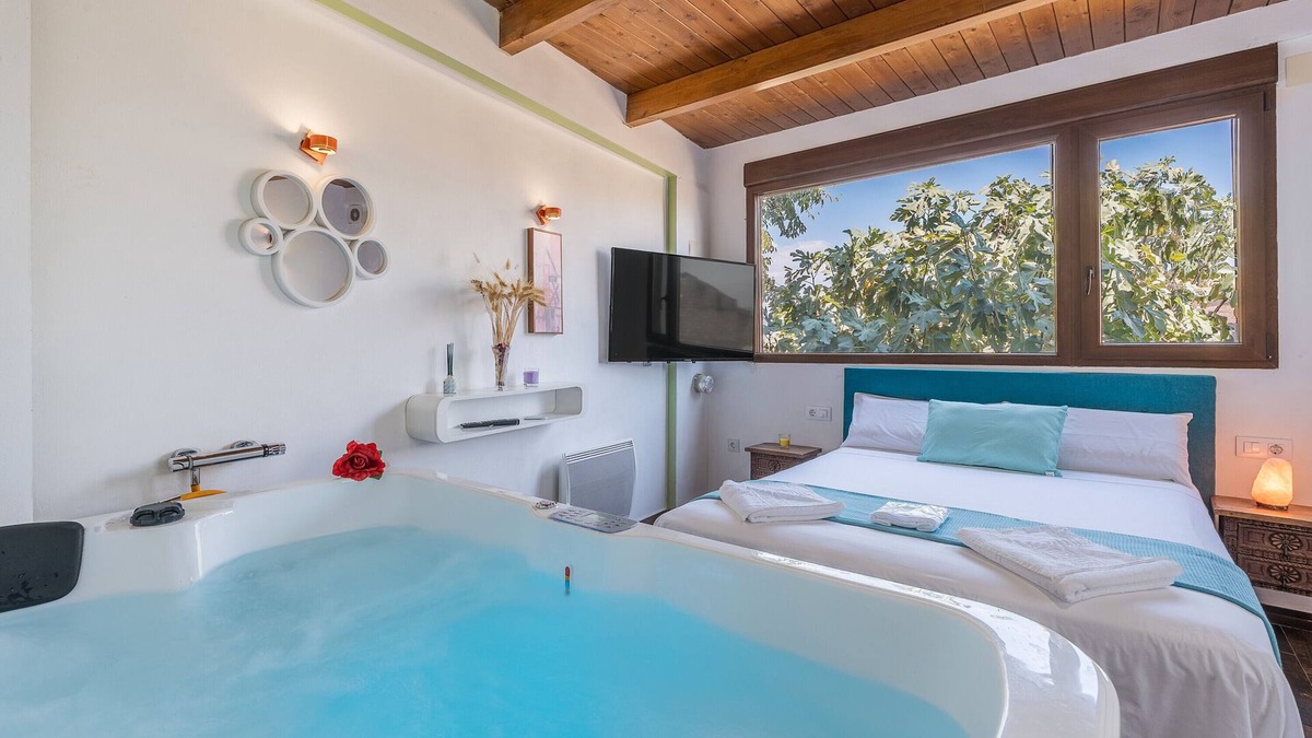 Ambroz Apartment | Room 'Con Baño Privado' with Mountain View, Wi-Fi and Air Conditioning