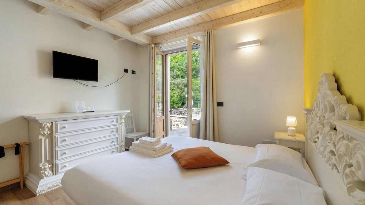 Velva Apartment | Room 'Conio' with Mountain View, Wi-Fi and Air Conditioning