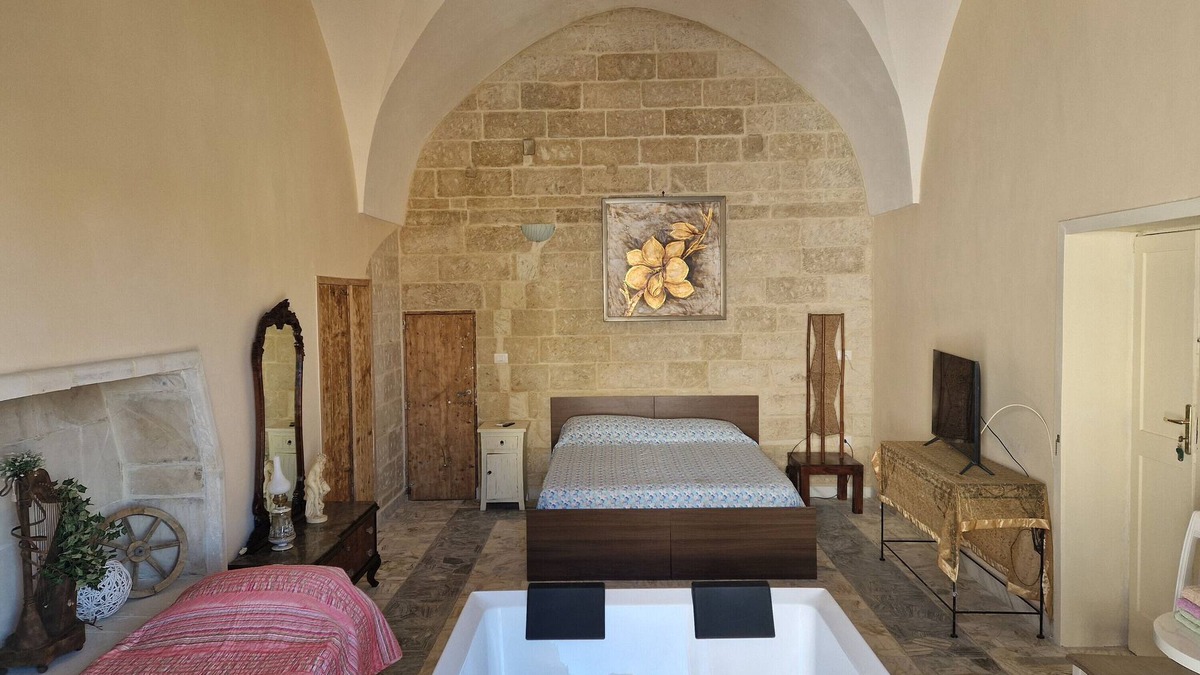 San Donato di Lecce Apartment | Room 'Costantini - Rosa' with Shared Terrace, Wi-Fi and Air Conditioning