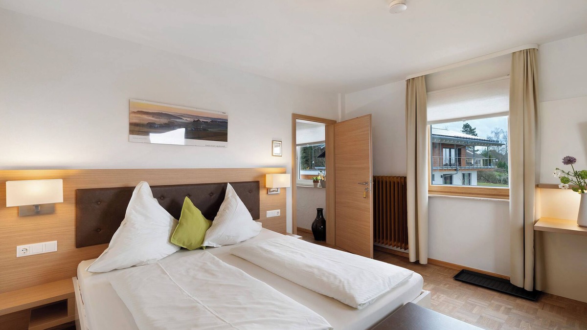 Hallwangen Apartment | Room 'Doppelzimmer 3 Premium' with Shared Terrace, Shared Garden and Wi-Fi