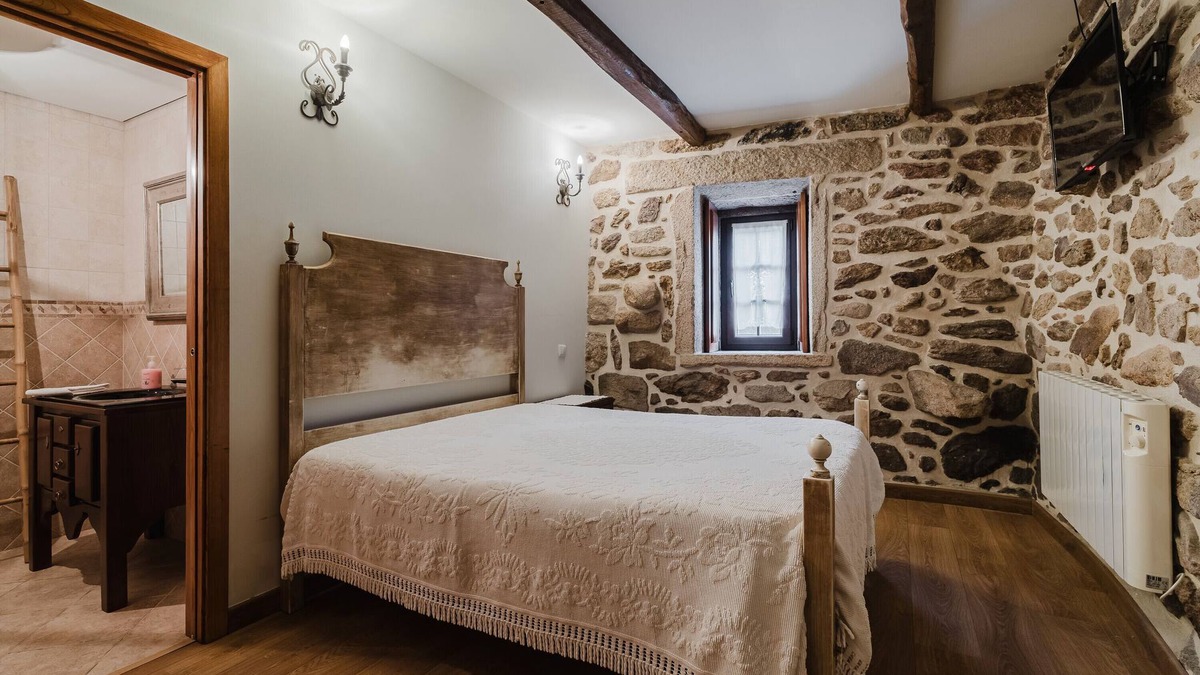 Pitoes das Junias Apartment | Room 'Familiar - 2' with Shared Terrace and Wi-Fi