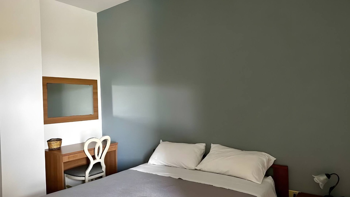 Vignacastrisi Apartment | Room 'Flora 3' with Shared Terrace, Wi-Fi and Air Conditioning