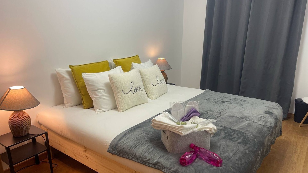 Palhais Apartment | Room for 2 people with WC Living Room and Kitchen