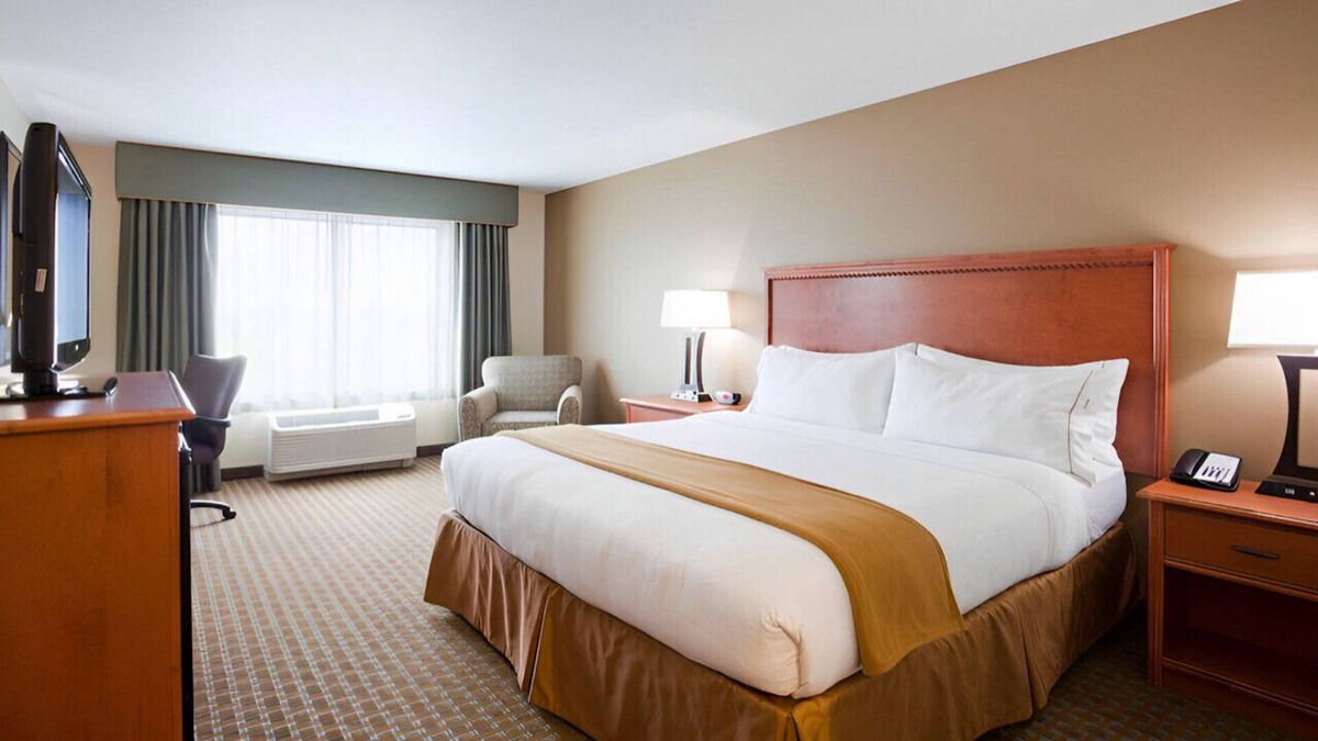 Shakopee House | Room for a Romantic Escape! Free Breakfast