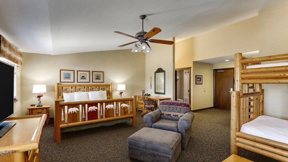 Columbia Hotel | Room for the Crew! Expanded King Bunk Bed Suite, Stoney Creek Columbia
