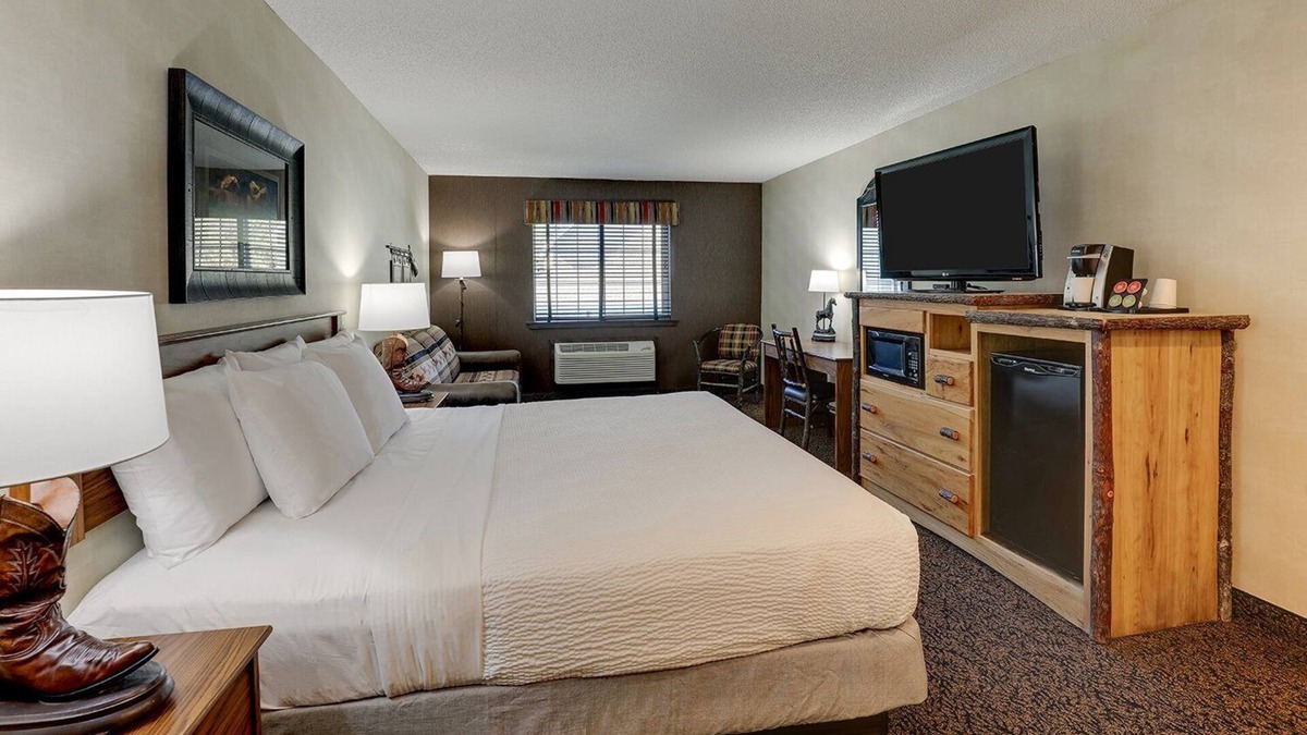 Johnston Hotel | Room for the Crew! Expanded King Bunk Bed Suite, Stoney Creek Des Moines