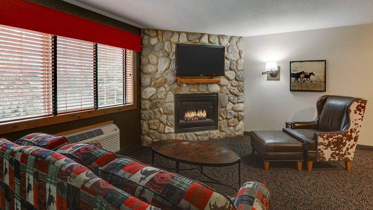 Quincy Hotel | Room for the Crew! Expanded King with Bunk Bed, Stoney Creek Quincy