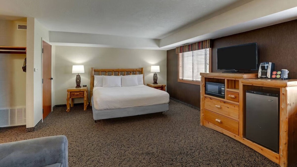 Quincy Hotel | Room for the Crew! Expanded King with Bunk Bed, Stoney Creek Quincy