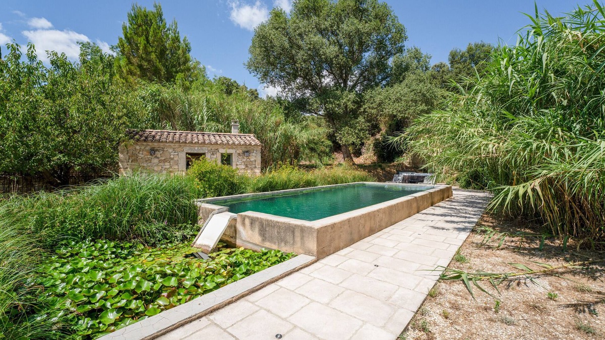Solerieux Apartment | Room 'Fuschia' with Shared Pool, Wi-Fi and Air Conditioning