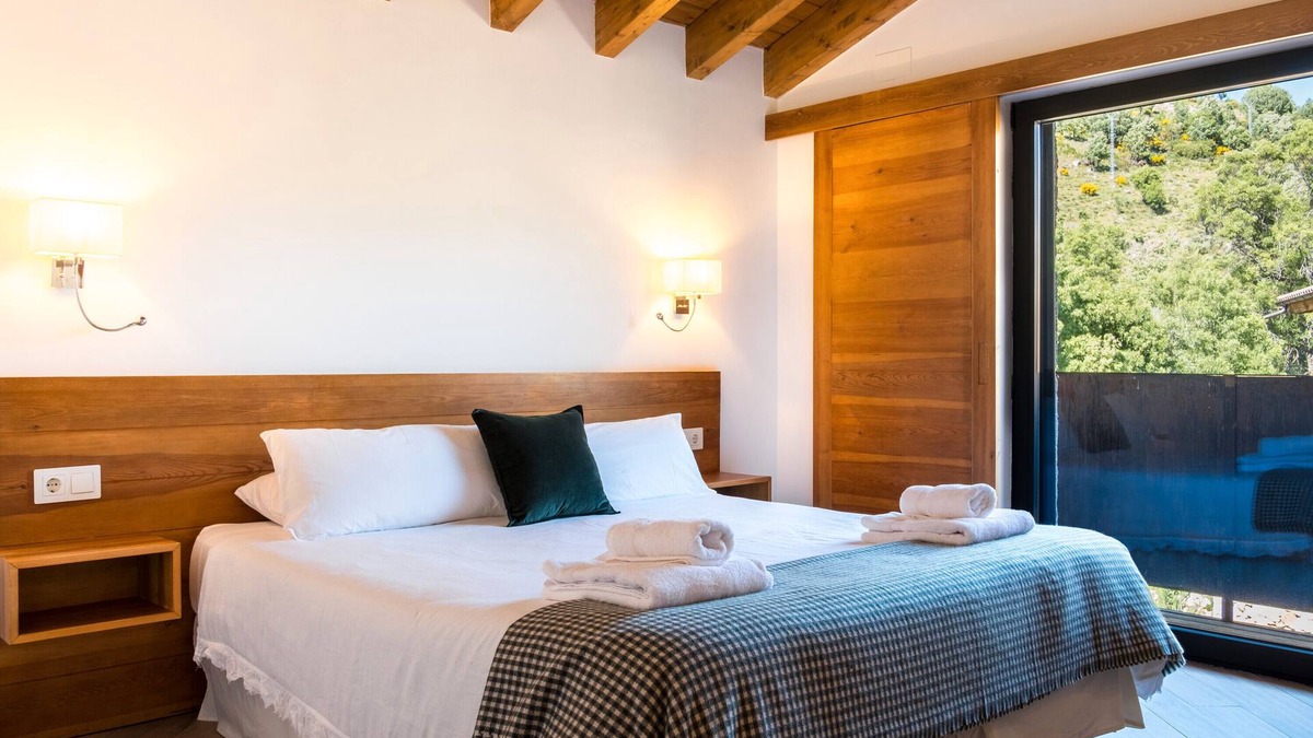 San Juan de Gredos Apartment | Room 'Galana Con Terraza' with Mountain View, Private Terrace and Wi-Fi