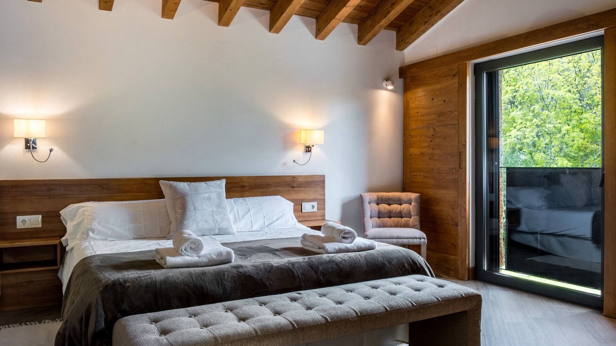 San Juan de Gredos Apartment | Room 'Galayos' with Mountain View, Shared Terrace and Wi-Fi