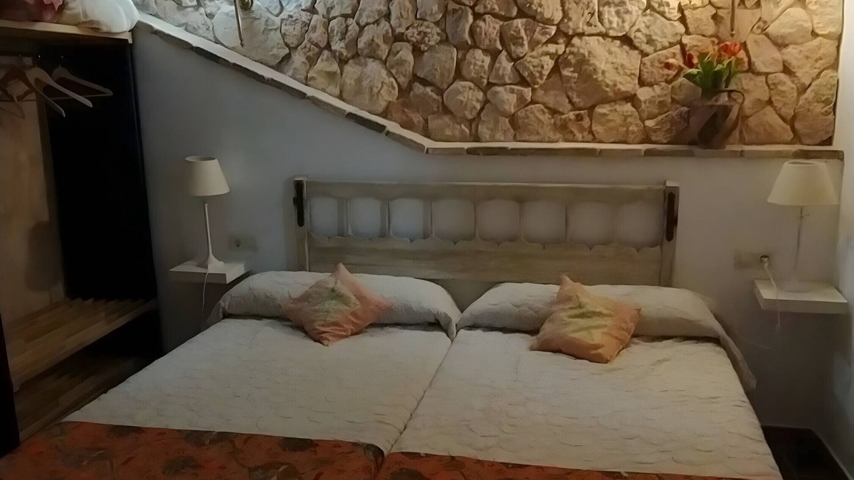 Villarrubia de Santiago Apartment | Room 'Habitación 5' with Private Garden, Wi-Fi and Air Conditioning