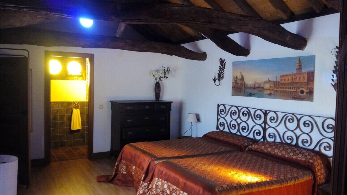 Villarrubia de Santiago Apartment | Room 'Habitación 8' with Private Terrace, Wi-Fi and Air Conditioning