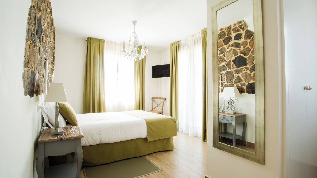 Santervas de la Sierra House | Room 'Habitación Doble Superior Adaptada' with Mountain View, Private Garden and Wi-Fi