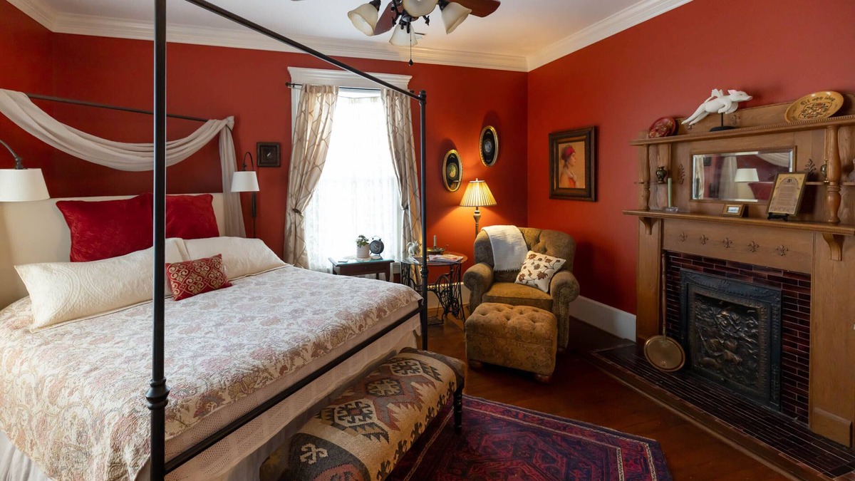Washington Condo | Room in a beautiful historic home near scenic downtown and waterfront