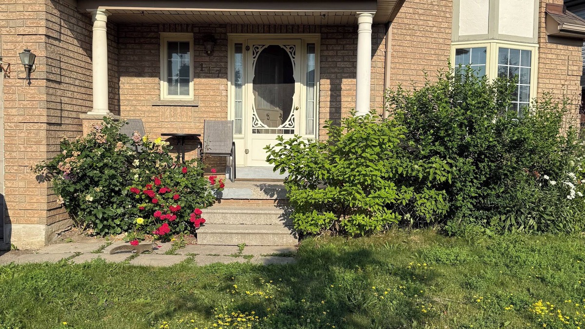 Brampton West House | Room in Brampton Downtown
