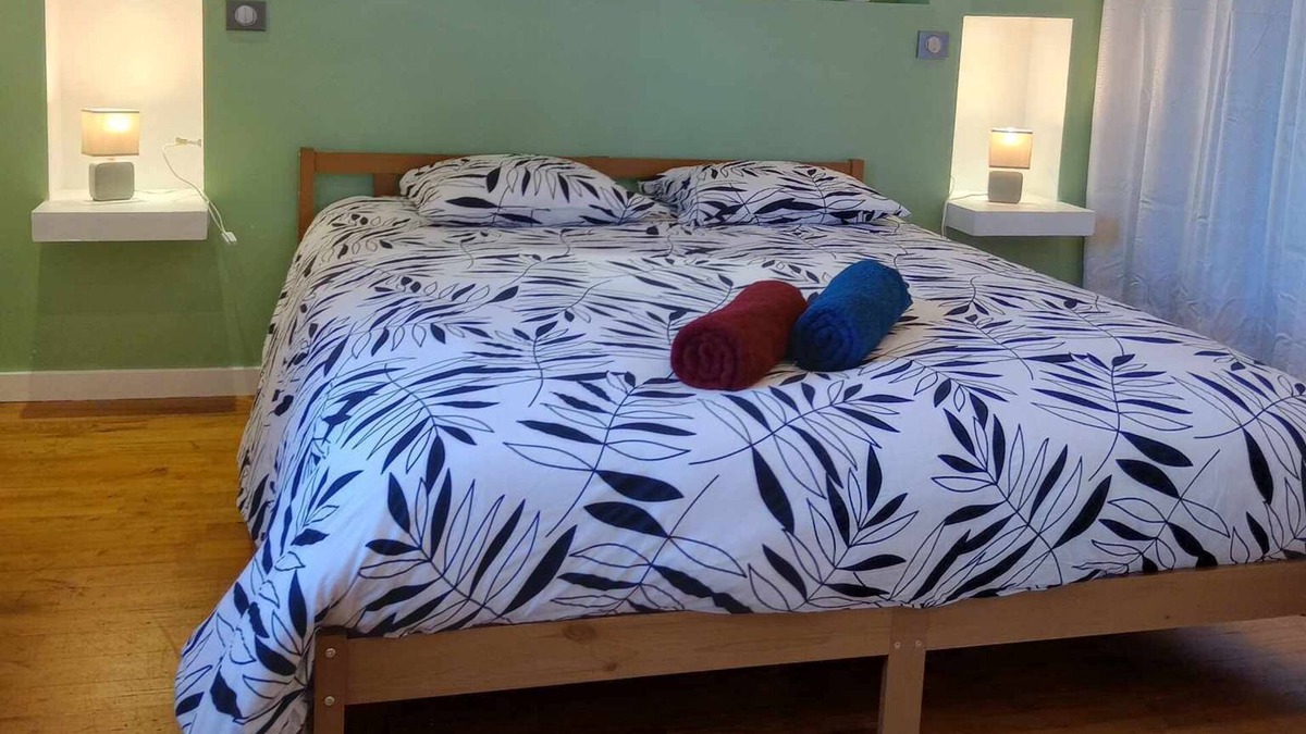 Saint-Coutant-le-Grand Bed & Breakfast | Room in a charming villa with private pool and jacuzzi