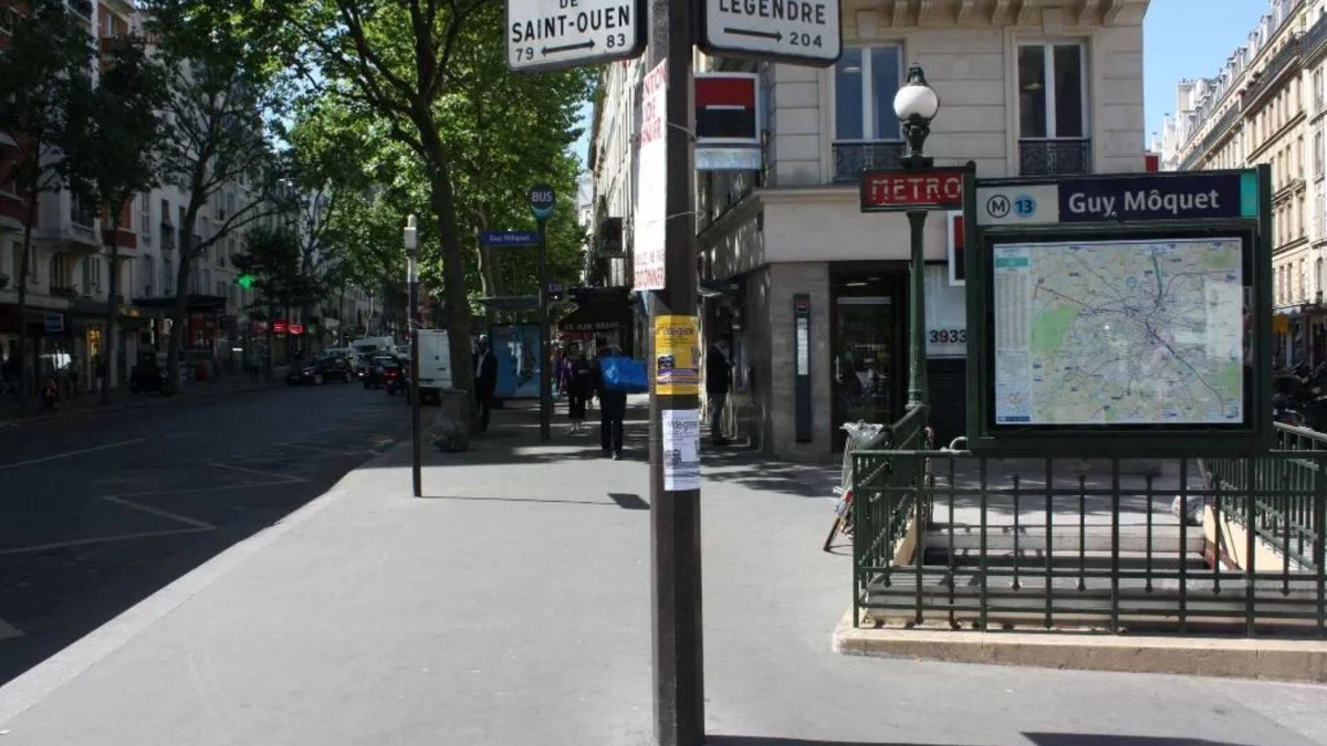 Quartier des Grandes-Carrieres Hotel | Room in Montmartre with privat shower and shared WC