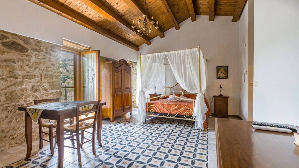 Sant'Angelo di Brolo Apartment | Room 'Infinito' with Mountain View, Wi-Fi and Air Conditioning