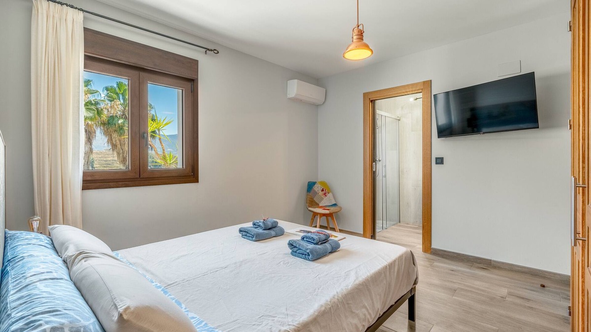 Murchas Apartment | Room 'La Boheme 5' with Mountain View, Wi-Fi and Air Conditioning
