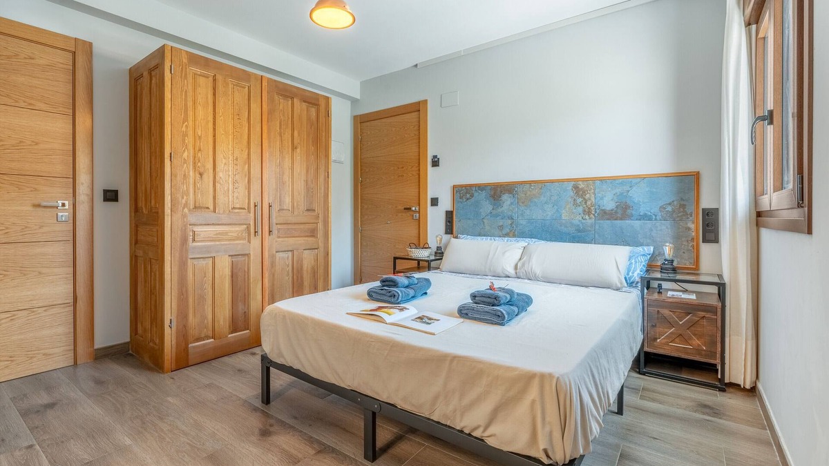 Murchas Apartment | Room 'La Boheme 6' with Mountain View, Wi-Fi and Air Conditioning