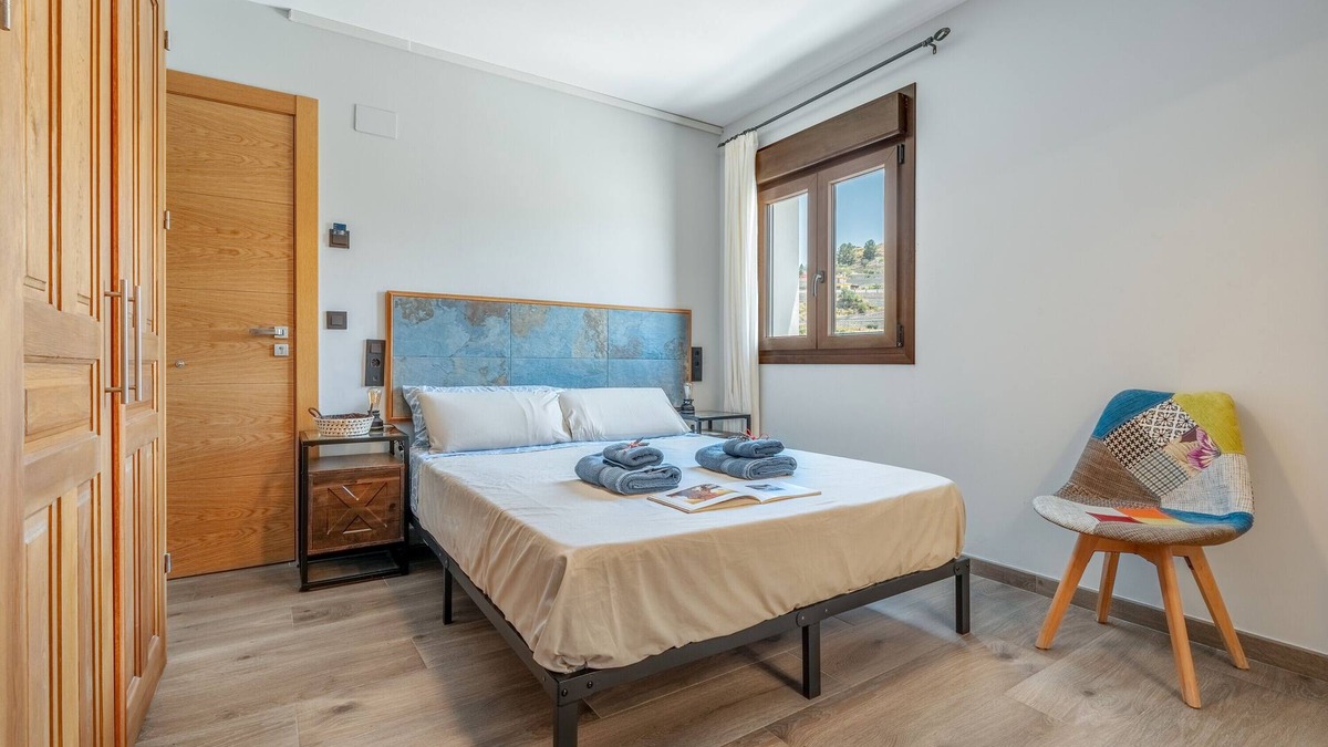 Murchas Apartment | Room 'La Boheme 7' with Mountain View, Wi-Fi and Air Conditioning