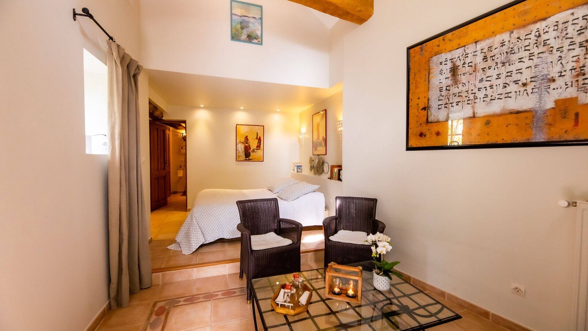 Saint-Wambert-des-Trois-Vallees Bed & Breakfast | Room "La Romane" 2PERS with Balneo, breakfasts and access to swimming pool and SPA